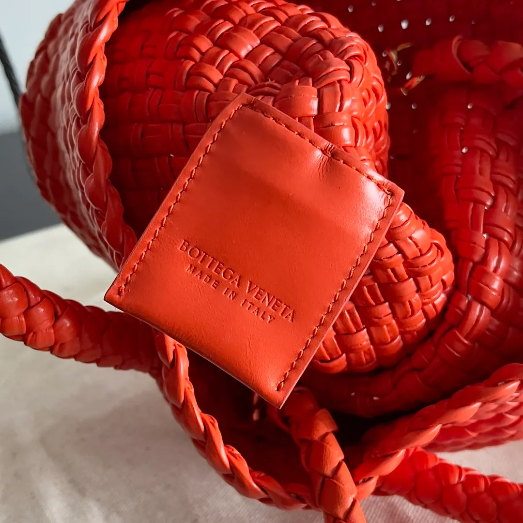 Batch 3760 BV collectible small woven handbags are really YYDS!! Bottega Veneta’s most classic small woven handbags are back! ! We use the highest quality leather with the highest craftsmanship❤️ to create the most expensive works. We have created the Intrecciato leather weaving process❤️ This unique traditional exclusive leather weaving method has not only become our logo but also reflects the time-consuming and labor-intensive craftsmanship of our products❤️ The new TOSCA handbag must be a selection worth collecting🆕 Style number: 776755 Size: 20*15.5*7cm